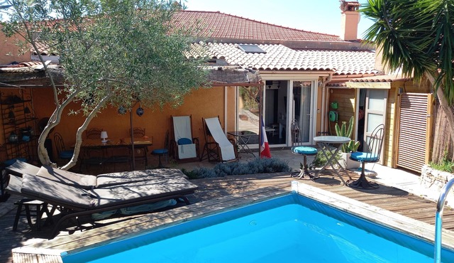 Large art deco apartment 50 metres from the beach