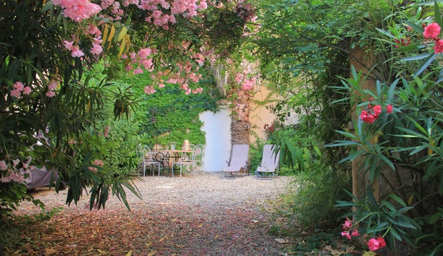 Large Art Nouveau house between sea and garrigue, charm and leisure in the heart of the South of France
