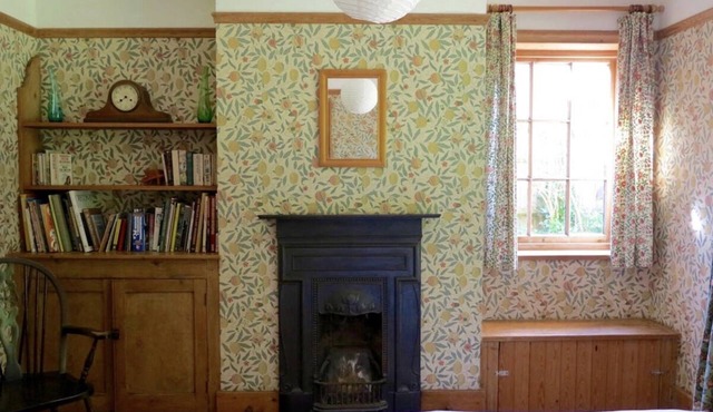 Large Arts & Crafts Cottage with 7 bedrooms in Lymington near the coast