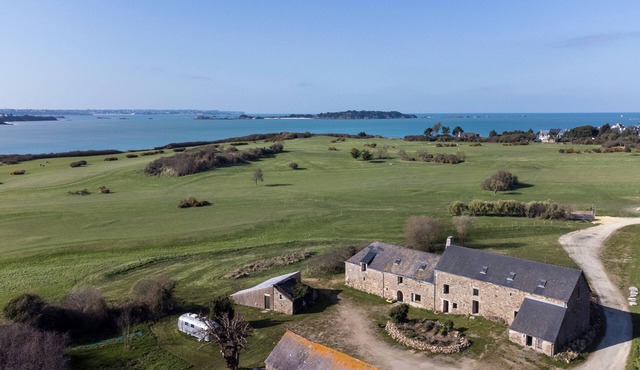 Large, atypical, artistic gîte in the heart of ecogolf and just a stone's throw from the beaches.