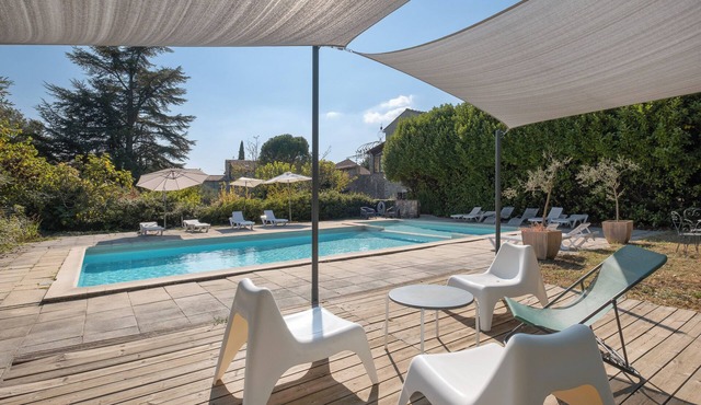 Large authentic house with swimming pool and tennis court, ideal for families and friends