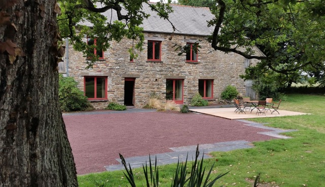 Large authentic farmhouse in Brocéliande: quiet green