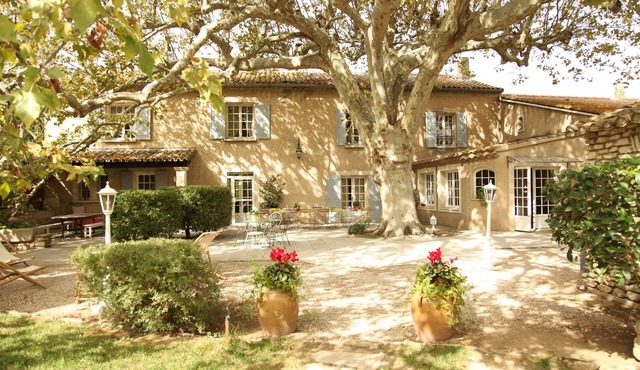 Large authentic mas of charm on 2 hectares with swimming pool near Avignon
