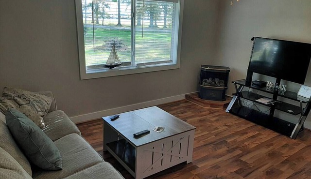 Large Back Deck Cottage with Spectacular Sunset Views of North Indian Lake