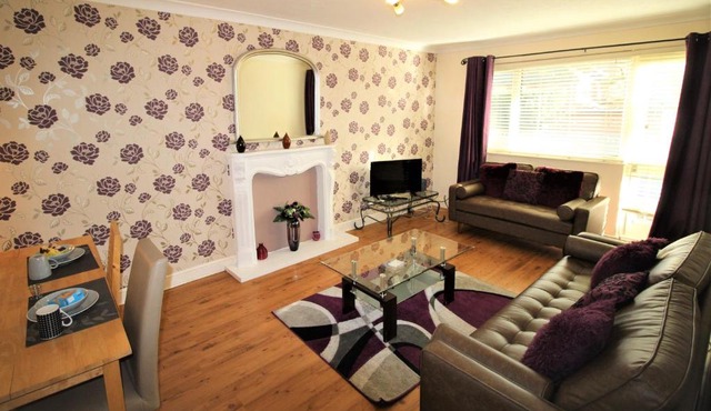 Large Balcony Apartment - 2 Double Beds - Sleeps 4 - Close to Town & Racecourse - Off Street Parking 2 Cars - Fast Wifi