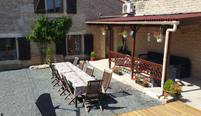 Large Barn sleeps 12, private pool 6.5 x 4m, nr Marais Poitevin 1 hr to beaches