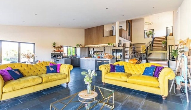 Large barn with hot-tub in the English countrysidenn