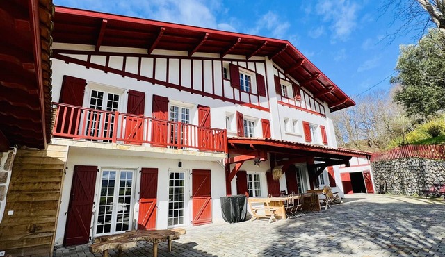 Large Basque house for 14, game room, Internet