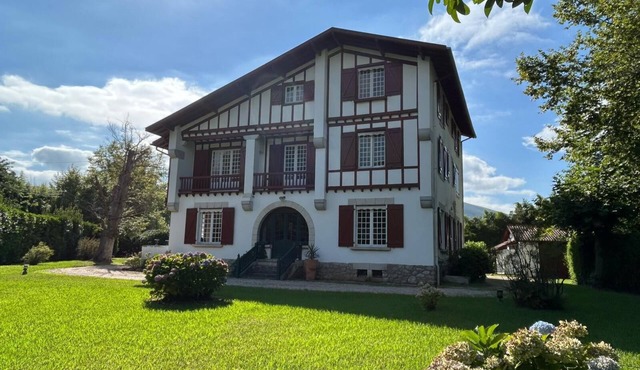 Large Basque-style villa. Exceptional view of the village of Sare La Rhune