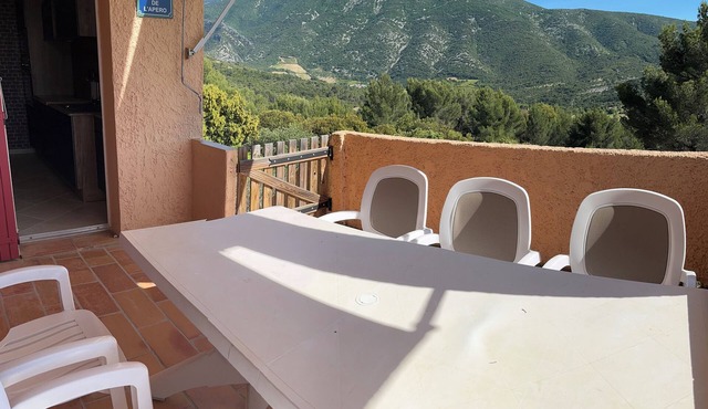 Large bastidon with exceptional views, on the edge of a hill.