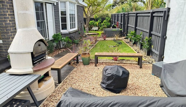 Large Bayside home. By the beach, shops, transport, golf, tennis and schools