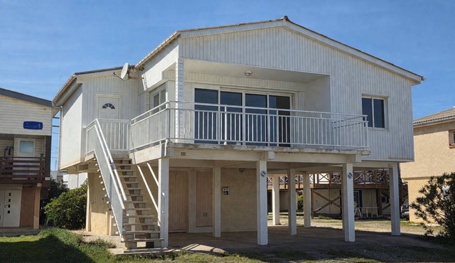Large beach chalet ideally located (100 m from the sea) and perfectly furnished.