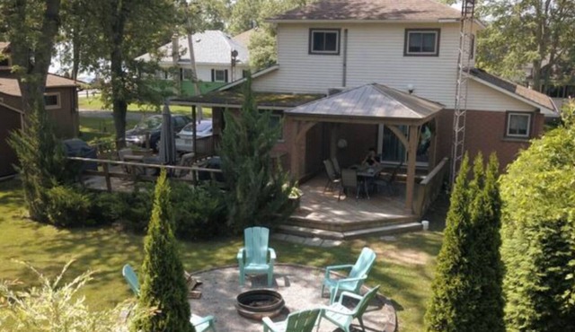 Large Beach View Family Cottage in in Turkey Point