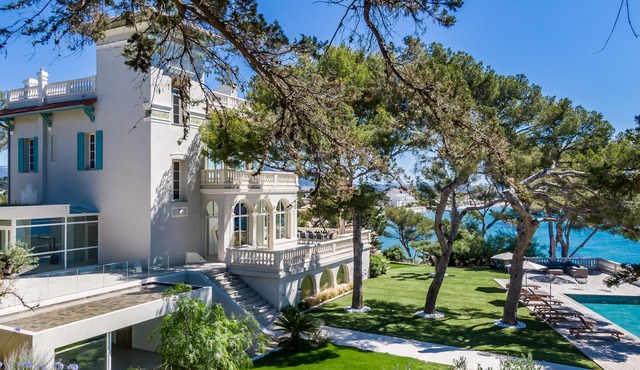 Large beachfront property with hotel services