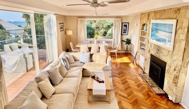 Large Beachside House + 2 Queen Studio Suites, Sleeps up to 12, on Mills Beach