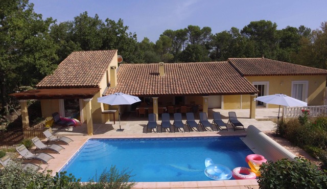 Large, beautiful villa on wooded grounds, swimming pool and large private plot.