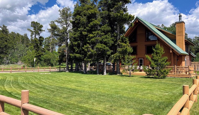 Large Beautiful Log Home in East Glacier Park