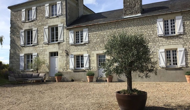 Large beautiful charming house with swimming pool and cinema. Quiet, city 10 min