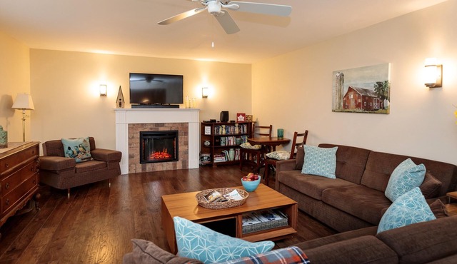 Large beautiful Farmhouse in the heart of PEC - 20 minutes to Sandbanks