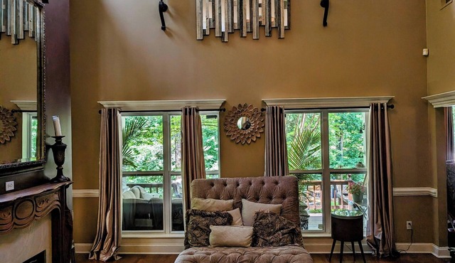 Large, beautiful family retreat - country setting, 15 minutes from Graceland!