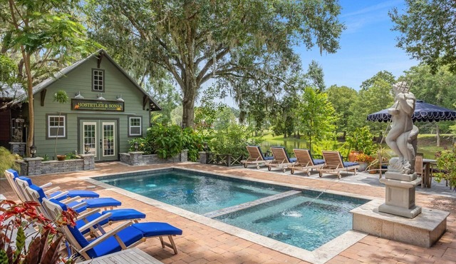 Large, beautiful, very comfortable one bedroom on small lake