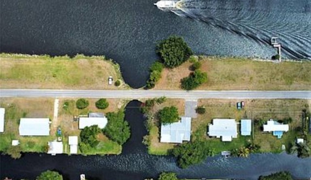 Large bedroom and lounge, about 800 sq ft + access to river and Lake Okeechobee.