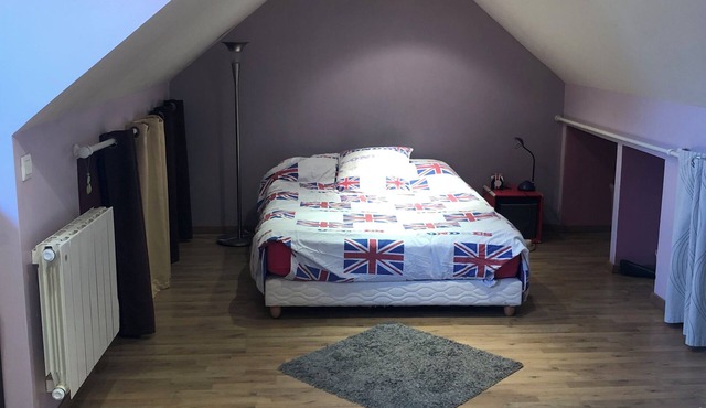 LARGE BEDROOM WITH EN-SUITE BATHROOM IN HOUSE