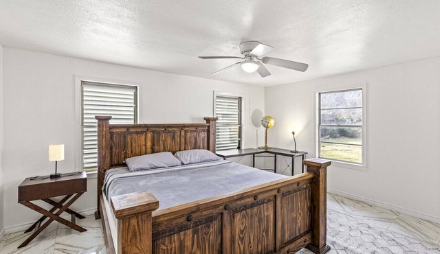 Large bedroom with King bed#5/near Texas City
