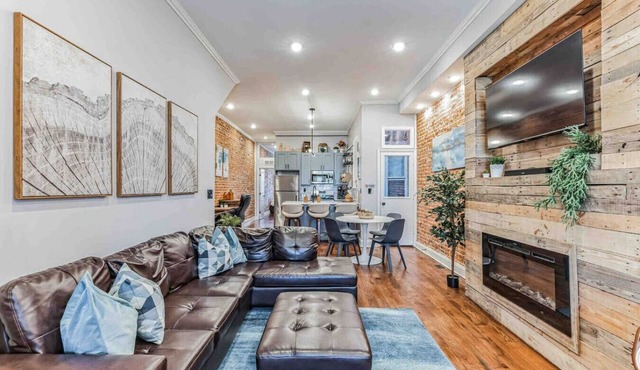 Large Bi-Level 3/2 w/Patio | 10 min to DT