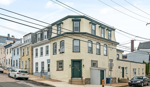 Large Bi-Level in Manayunk – Prime Location!