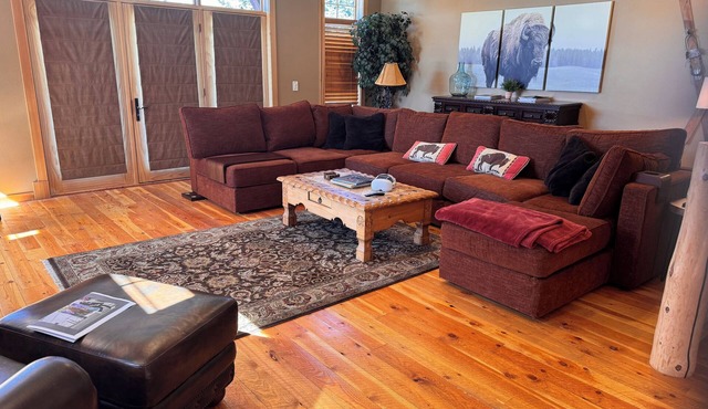 Large Big Sky Condo, sleeps 12-14. Close to Yellowstone and world class skiing!