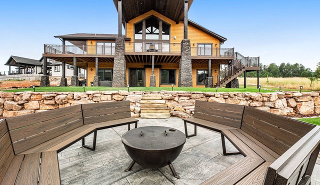 Large Black Hills home near Mount Rushmore with private hot tub & pool table