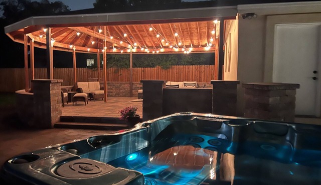 Large BOHO home with mountain views and HOT TUB!