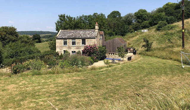 Large Boutique Holiday House with New hot tub near Bath