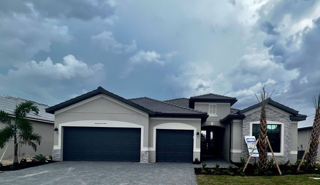 Large Brand New 4 bedroom home in Fort Myers, 15 mins from RSW airport