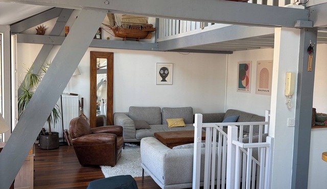 Large, bright duplex with mezzanine (Triplex)