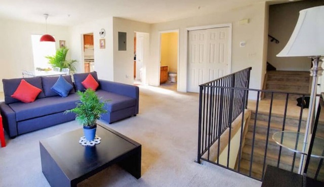 Large bright 2 bed 2.5 bath town home, 2 patios close to Metropark train Station