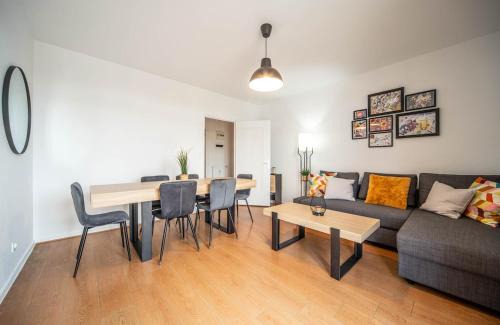 Large bright 4-bedroom T5 Ideal for families & pros