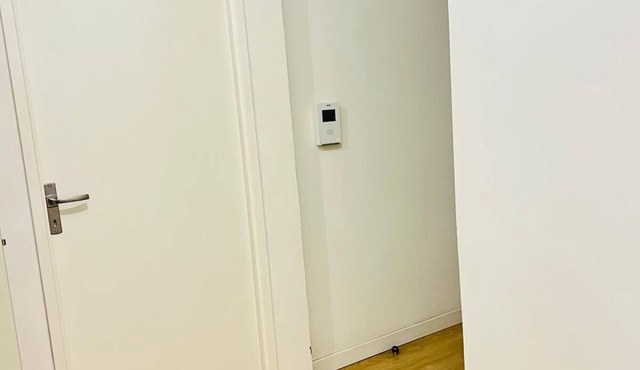 LARGE, BRIGHT APARTMENT