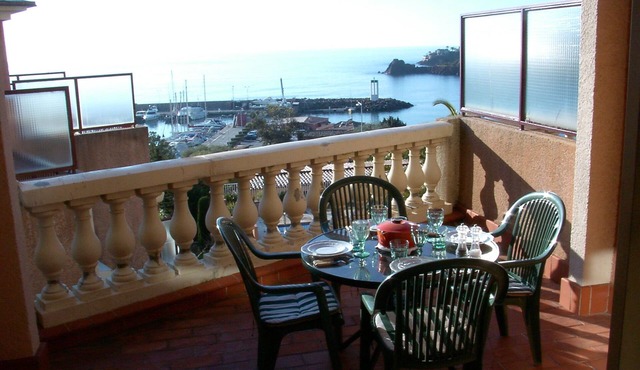 Large bright apartment with sea view, 50m from the beach pool and garage D14