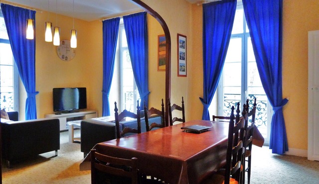 Large bright apartment, 3 bedrooms, sleeps 8 100m2