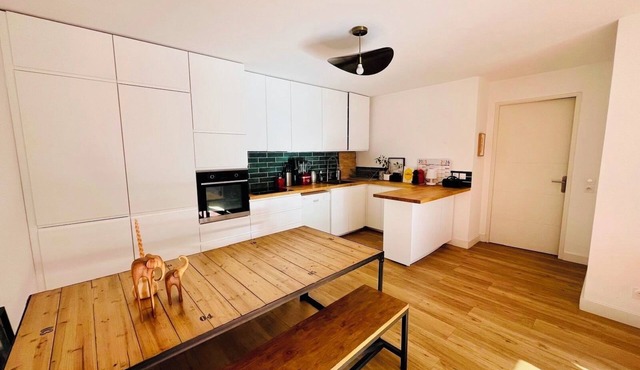 Large, bright apartment with terrace, parking included, a stone's throw from the sea.