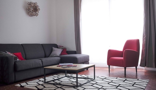 Large, bright apartment with terrace in a prime location