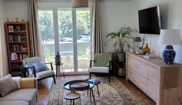 Large bright apartment - beside park.