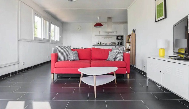 Large bright holiday apartment, near beach