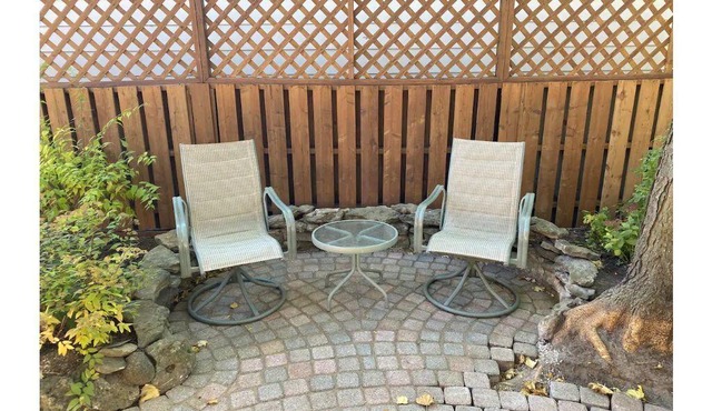 Large, bright garden level - in a great location!