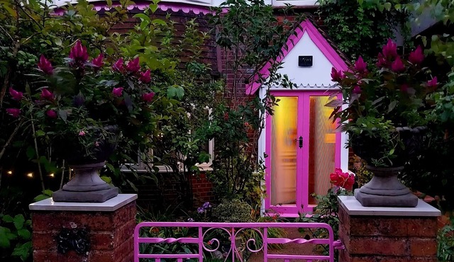 Large, bright double bedroom in happy family home close to the beach/south downs