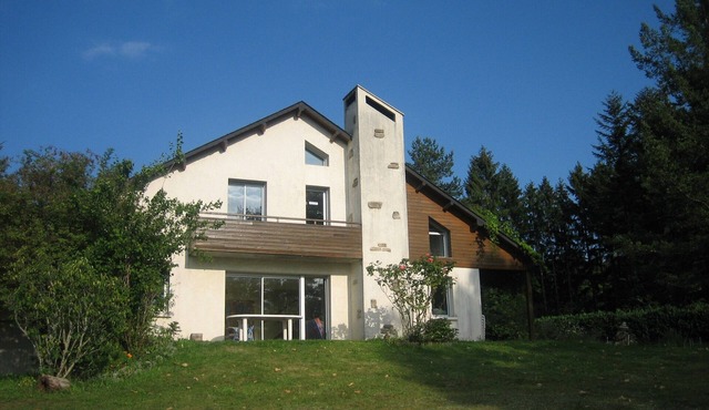 Large bright house away from the Bourg de Treignac on the edge of the forest.