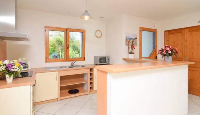 Large bright house, enclosed garden 3 km from the beaches of PLOUHINEC, WIFI