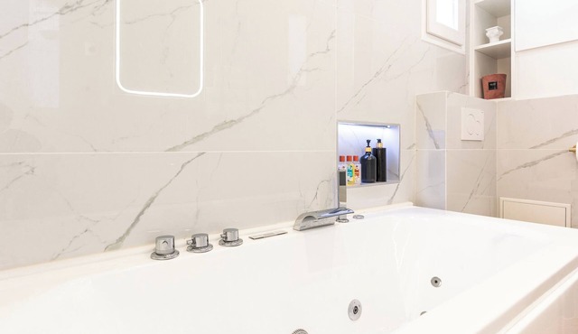 Large bright loft with mezzanine & jacuzzi- Chine 3